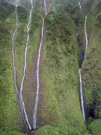 Waiâ€™aleâ€™ale Crater waterfalls