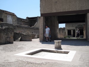 180_herculaneum_truk_courtyard