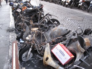 517_rome_burned_vespas